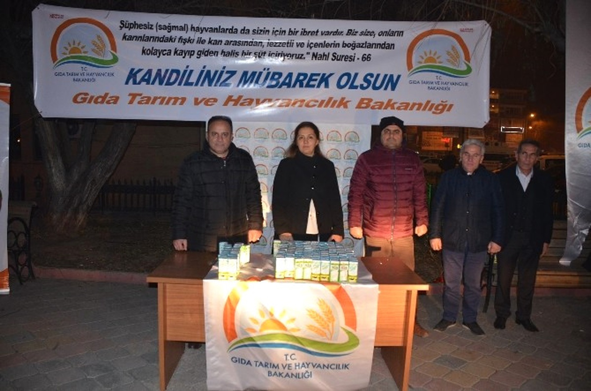 Mevlid Kandili Dolayısıyla Süt Dağıtıldı
