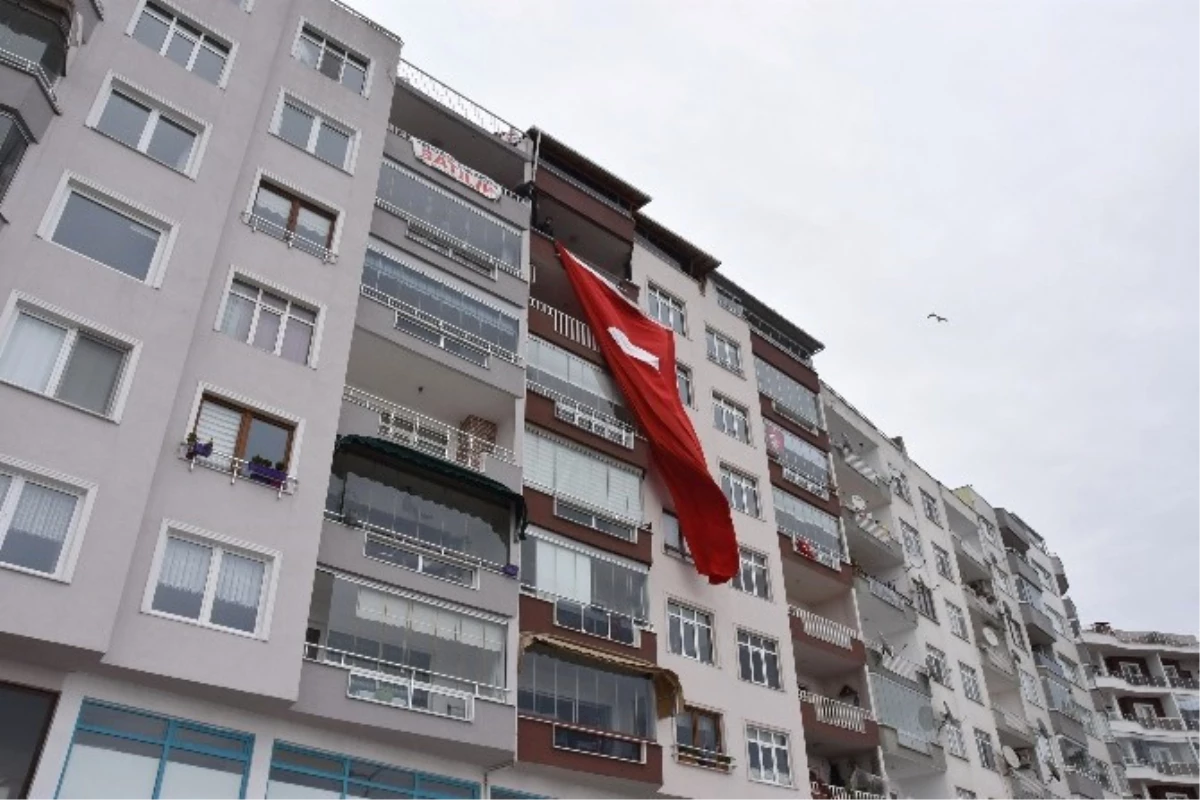 Patlamada Ölen Berkay\'ın Evine Dev Türk Bayrağı Asıldı