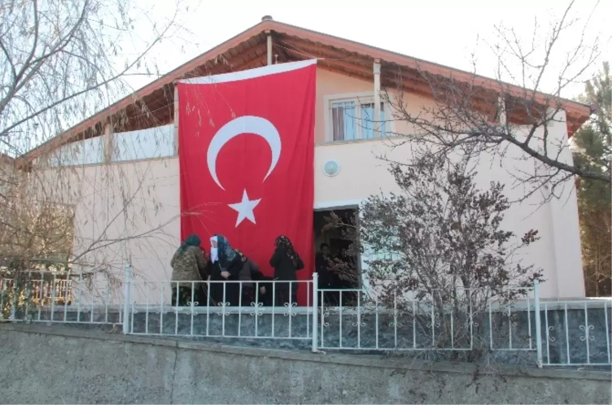 Şehit Polis Memuru Sarıkaya\'nın Baba Ocağına Acı Haber Ulaştı