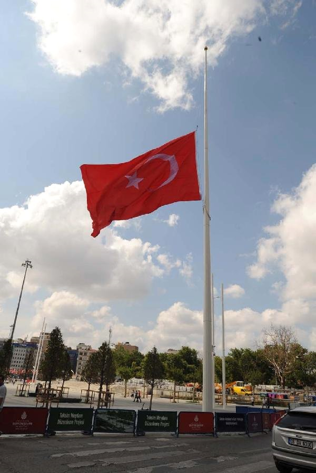 Taksim ve Atatürk Havalimanı\'nda Bayraklar Yarıya İndirildi