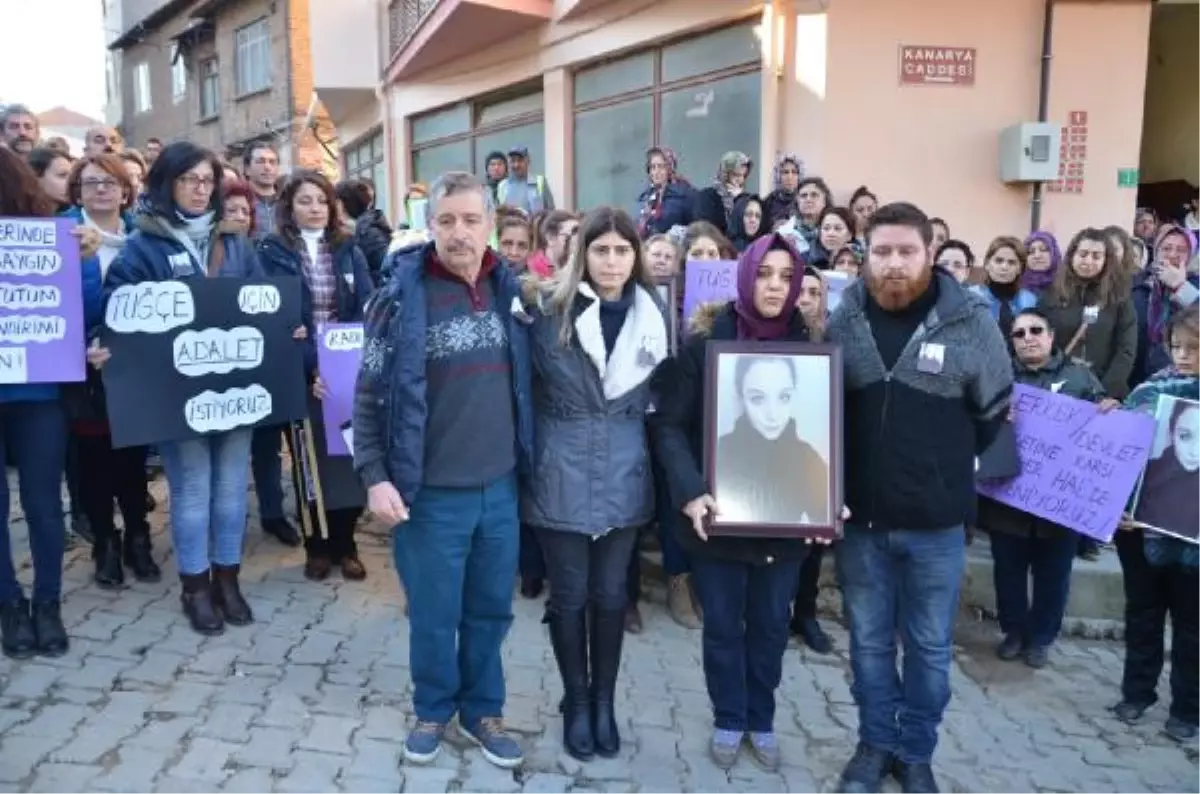 Talihsiz Tuğçe, Öldürüldüğü Evinin Önünde Anıldı