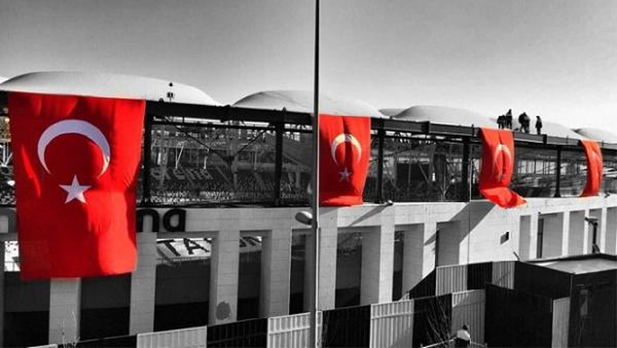 Vodafone Arena\'ya Terör Nedeniyle Ay-Yıldızlı Bayraklar Asıldı