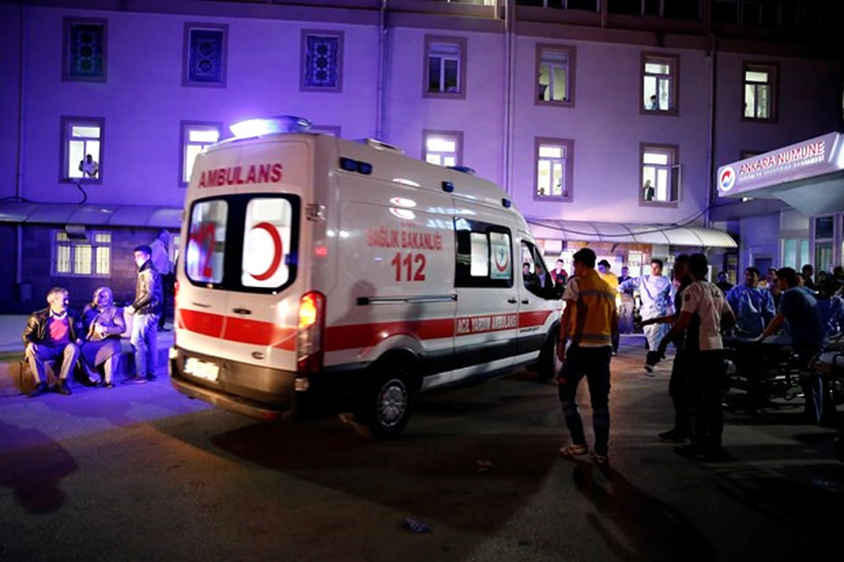 Yaralı Yakınlarının Hastane Önünde Bekleyişi Sürüyor
