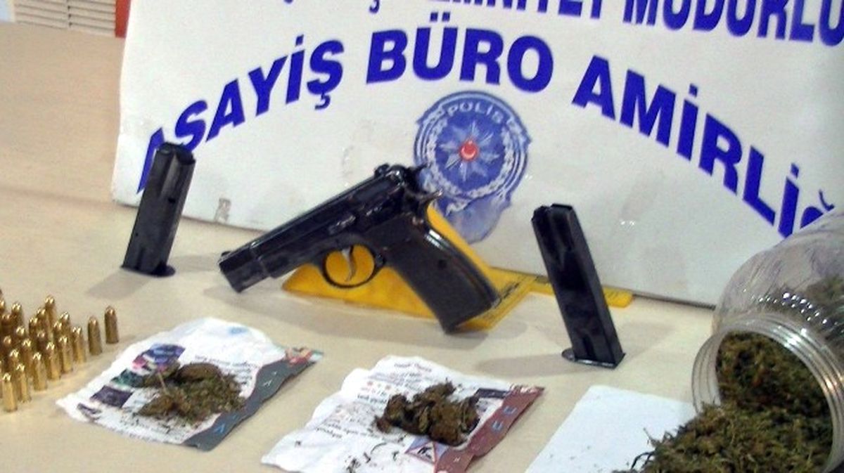 3 Kilo Esrar, Tabanca ve Mermiler Ele Geçirildi