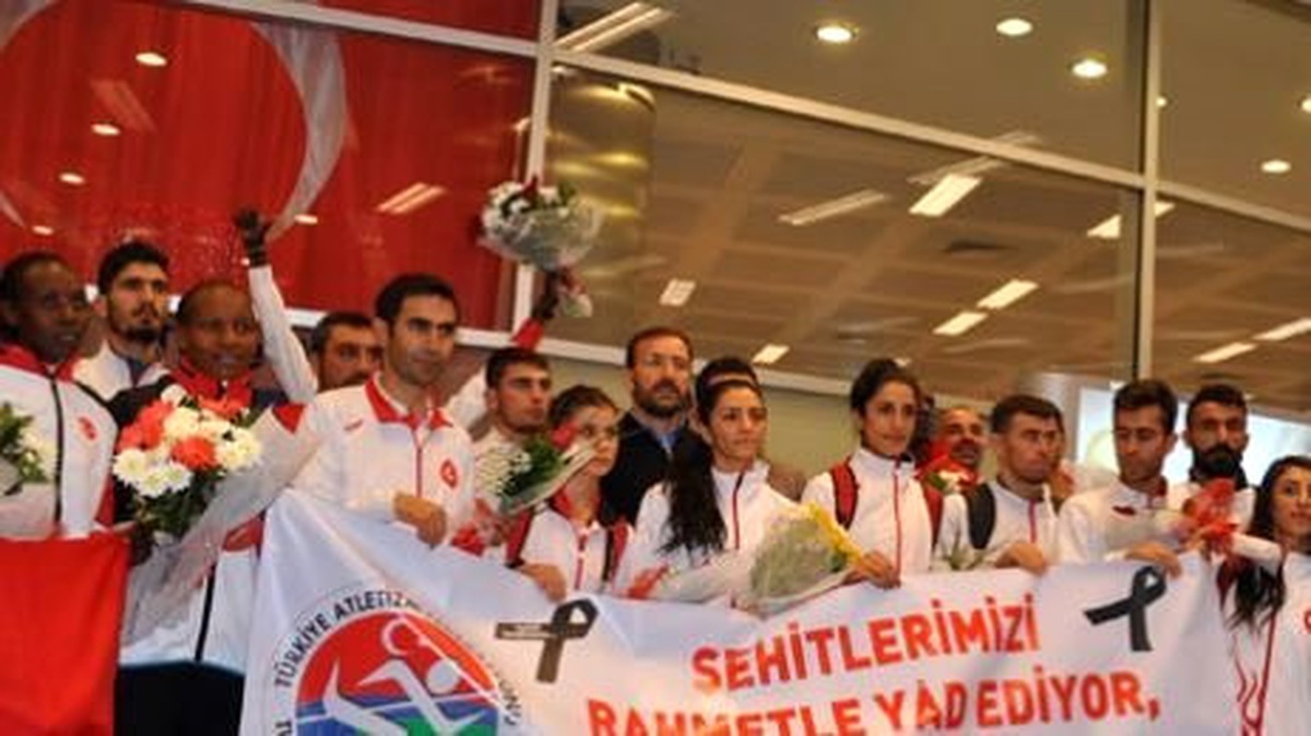 6 Madalya Kazanan Türkiye Kros Milli Takımı Yurda Döndü