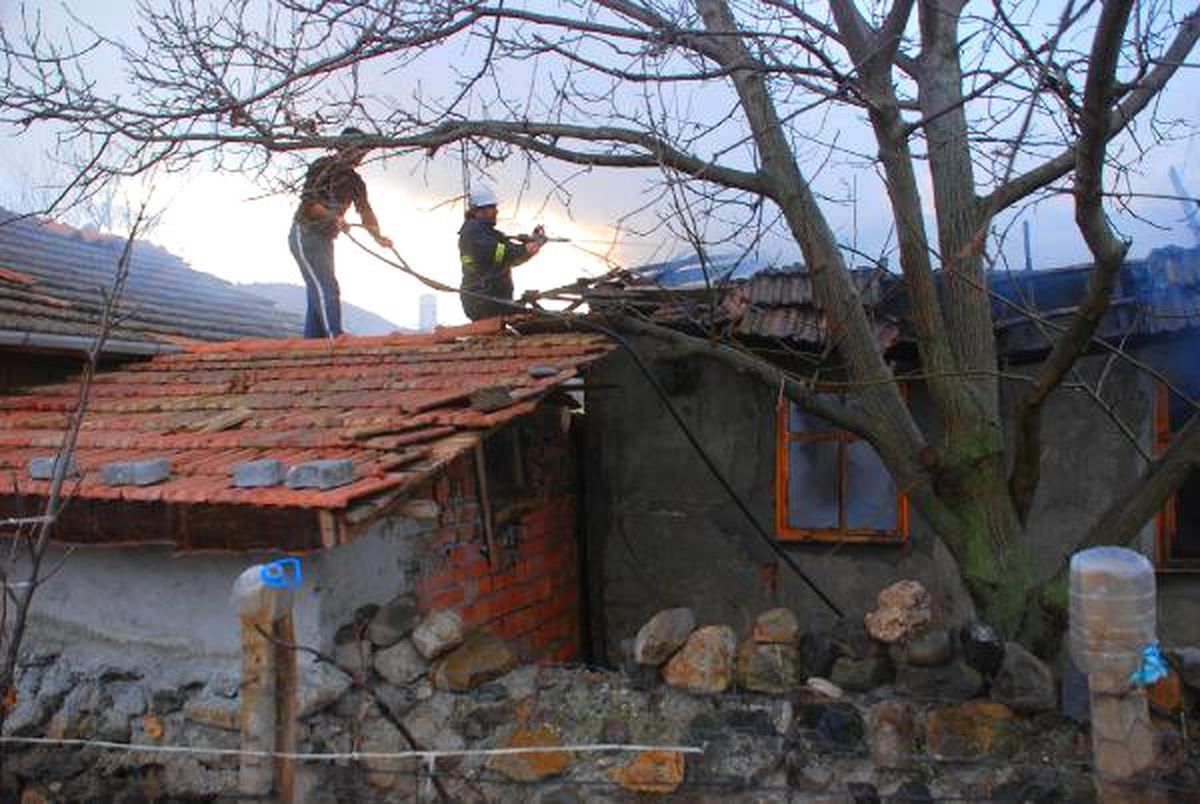 73 Yaşındaki Çiftçinin Evi Yandı