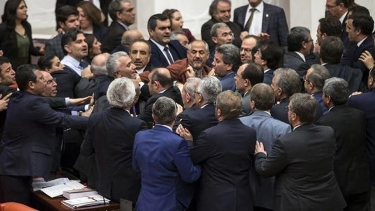 Meclis\'te Kavga! AK Partililer ile HDP\'liler Yumruklaştı