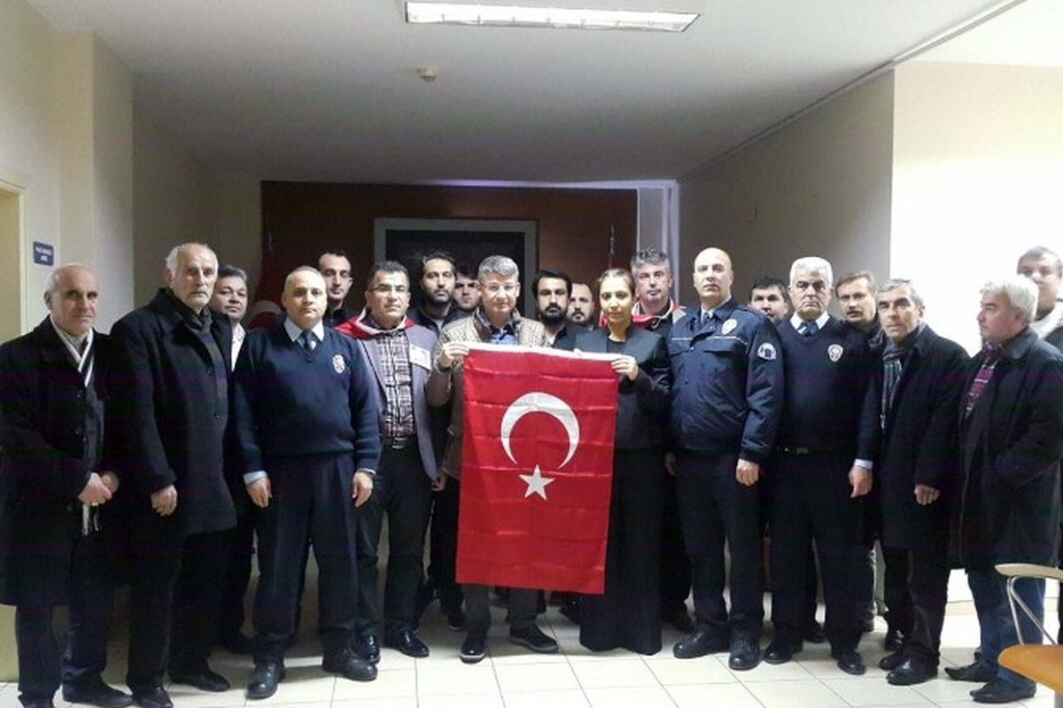AK Parti\'den Görevi Başındaki Polise Ziyaret