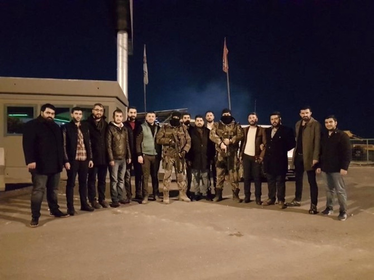 AK Parti Gençliği Nöbet Tutan Polisleri Yalnız Bırakmadı