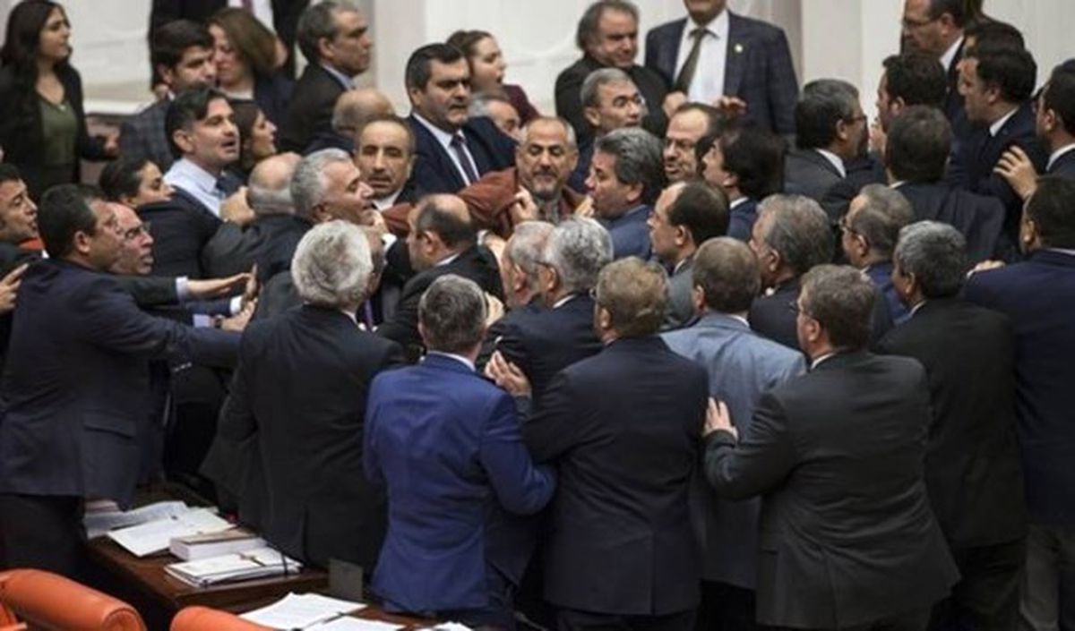 Ak Partililer ile Hdp\'liler Yumruklaştı