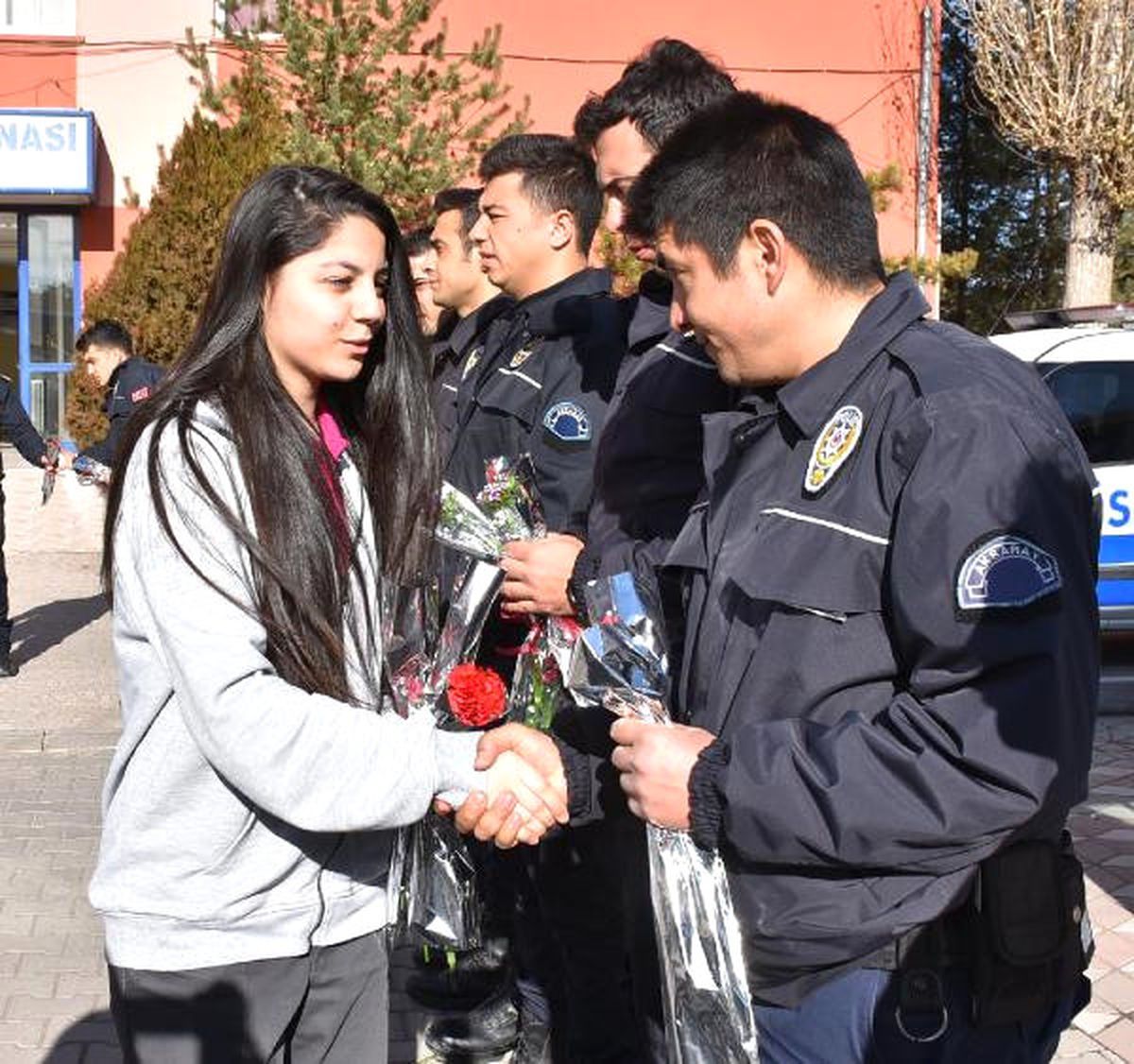 Aksaray\'da Lise Öğrencilerinden, Çevik Kuvvet Polisine Karanfil