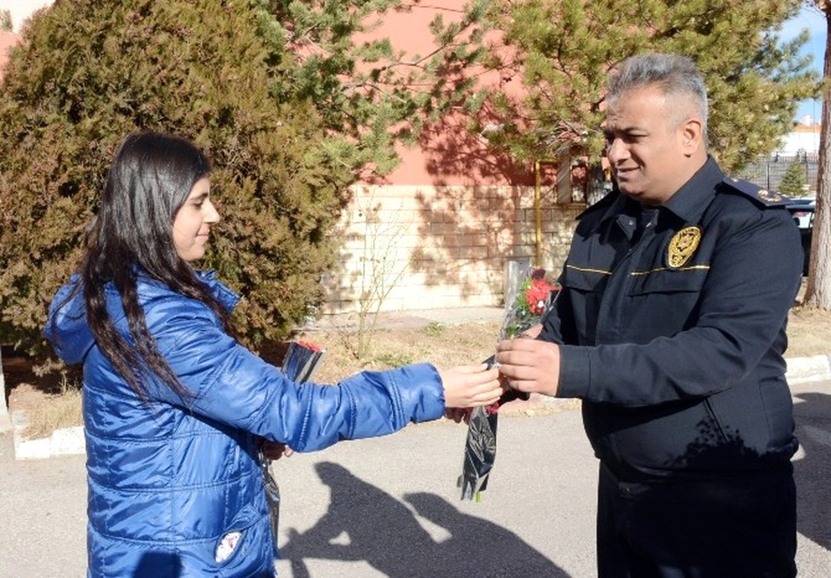 Aksaray\'da Lise Öğrencilerinden Polise Destek