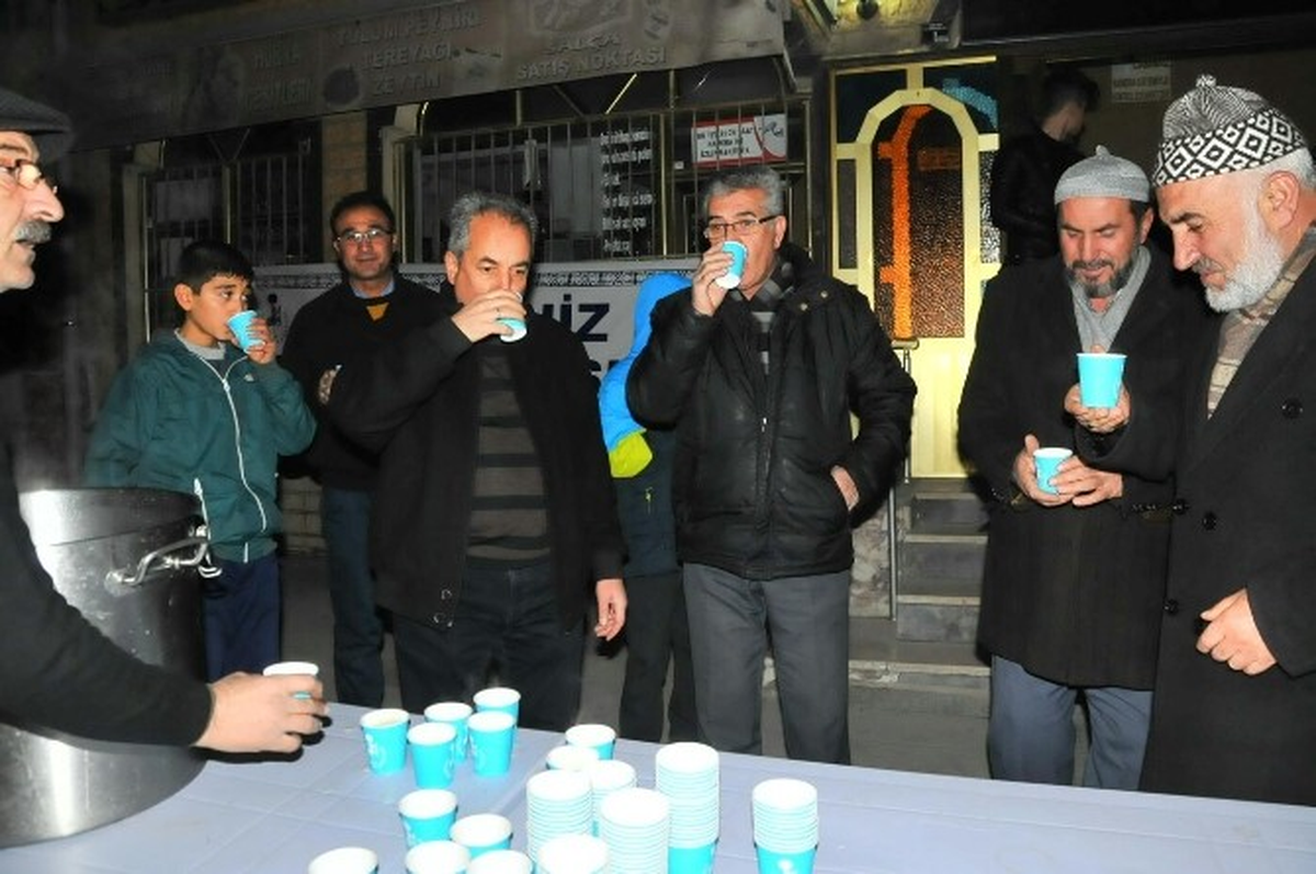 Akşehir Belediyesi\'nden Ballı Süt İkramı
