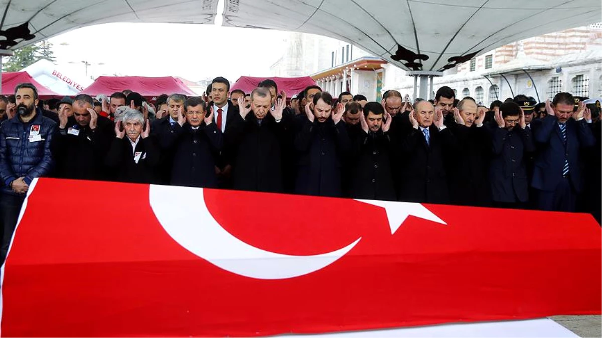 (Aktüel Görüntüyle) Cumhurbaşkanı Erdoğan Şehit Polisin Cenazesine Katıldı