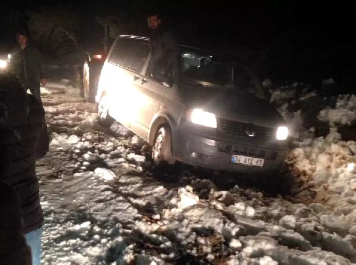 Araçları Kara Saplanan 5 Kişiyi Jandarma Kurtardı