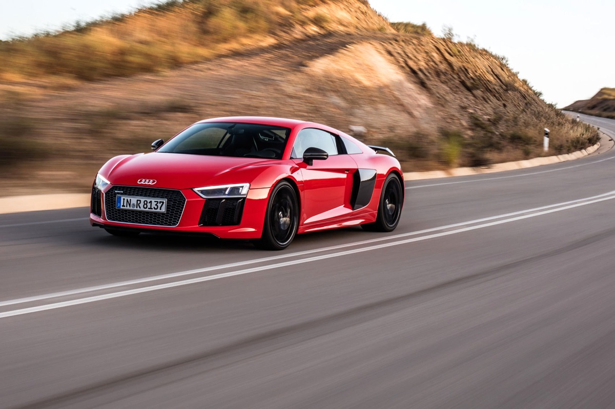 Audi R8 V10 ve V10 Plus Karşı Karşıya