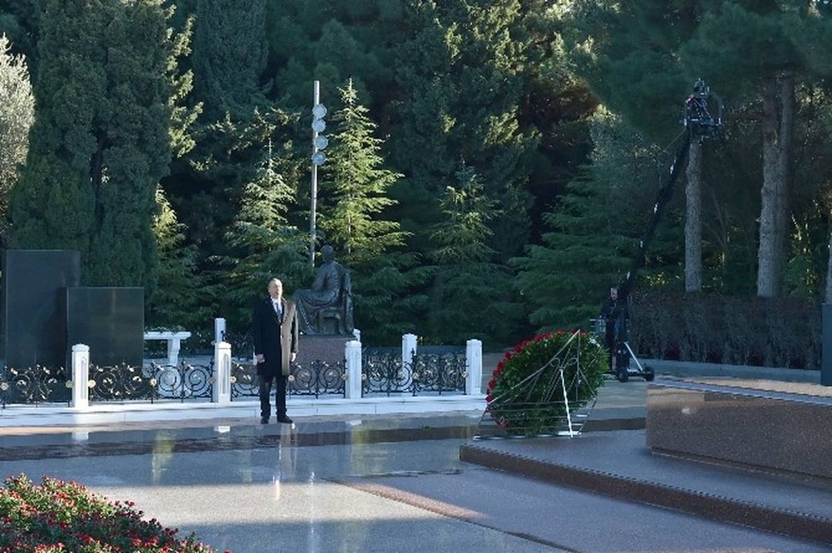 Azerbaycan\'ın Ulusal Lideri Haydar Aliyev Bakü\'de Anıldı