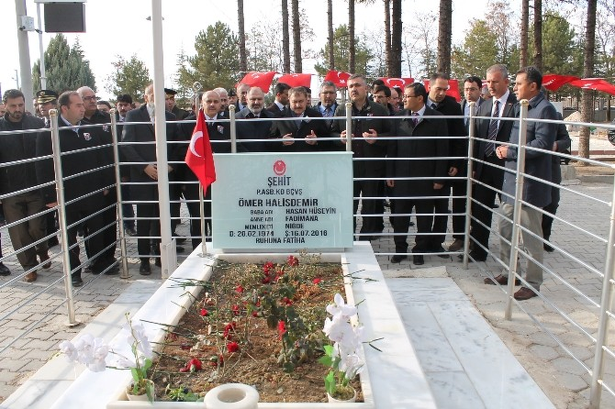 Bakan Eroğlu\'ndan Ömer Halisdemir\'in Kabrine Ziyaret