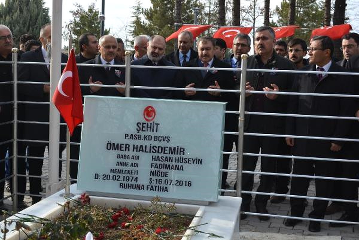 Bakan Eroğlu, Ömer Halisdemir\'in Kabrini Ziyaret Etti