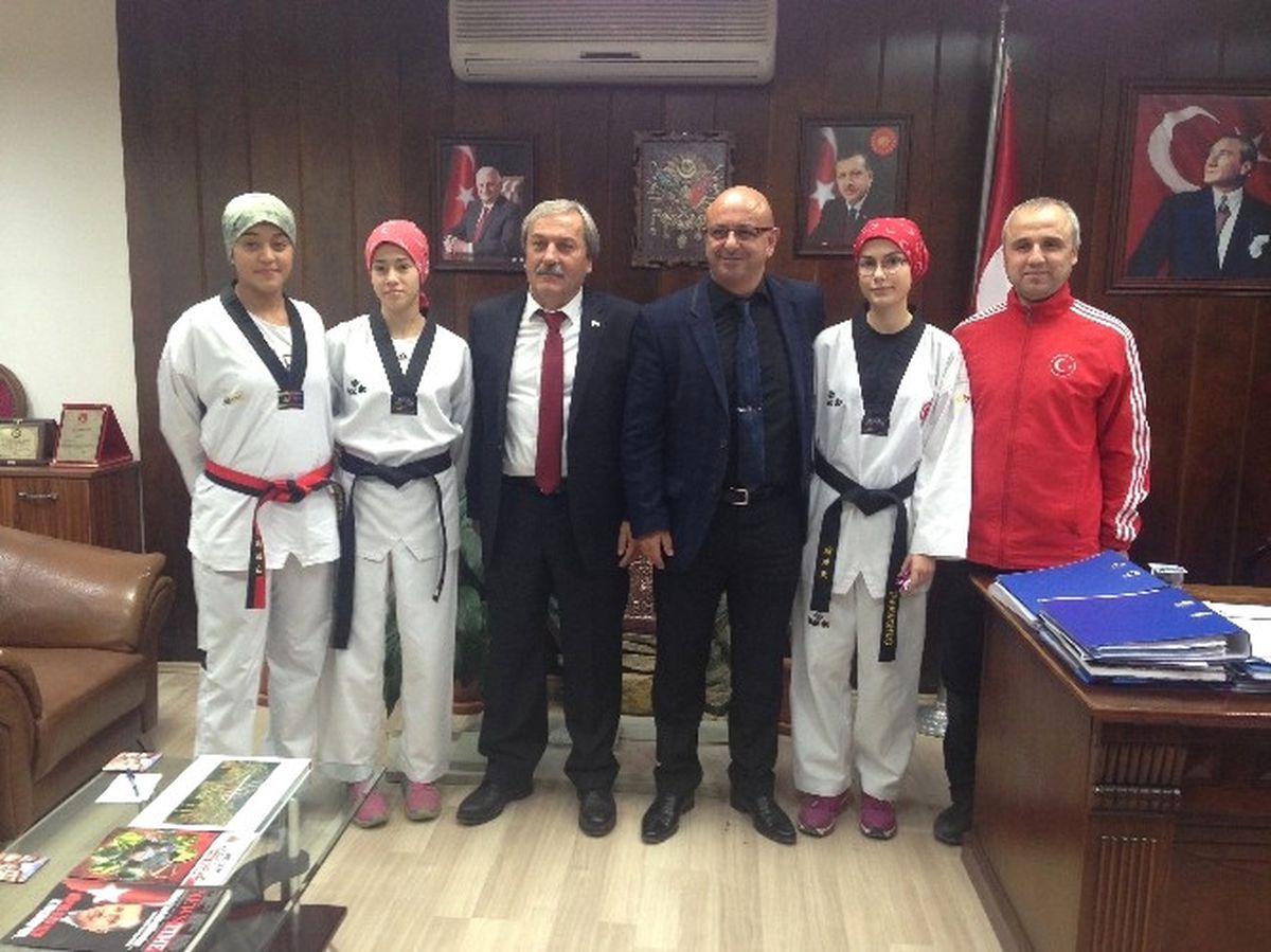 Başkan Şahin\'den Başarılı Tekvandoculara Ödül