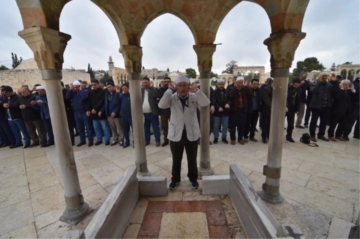 Bem-Bir-Sen Kudüs\'te Şehitler İçin Gıyabi Cenaze Namaz Kıldı
