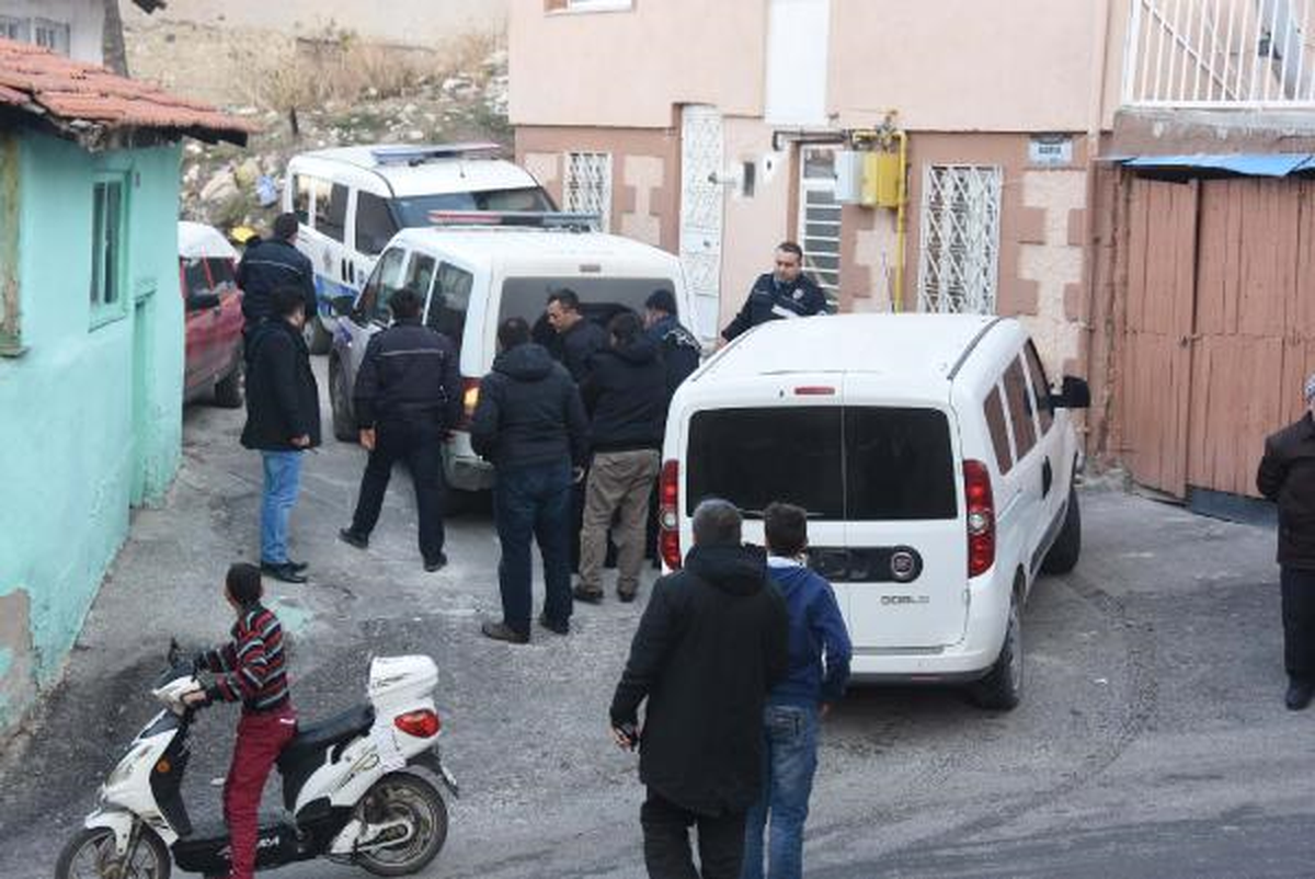 Birlikte Yaşadığı Kadını Bıçakla Kovaladı, Evi Ateşe Verdi