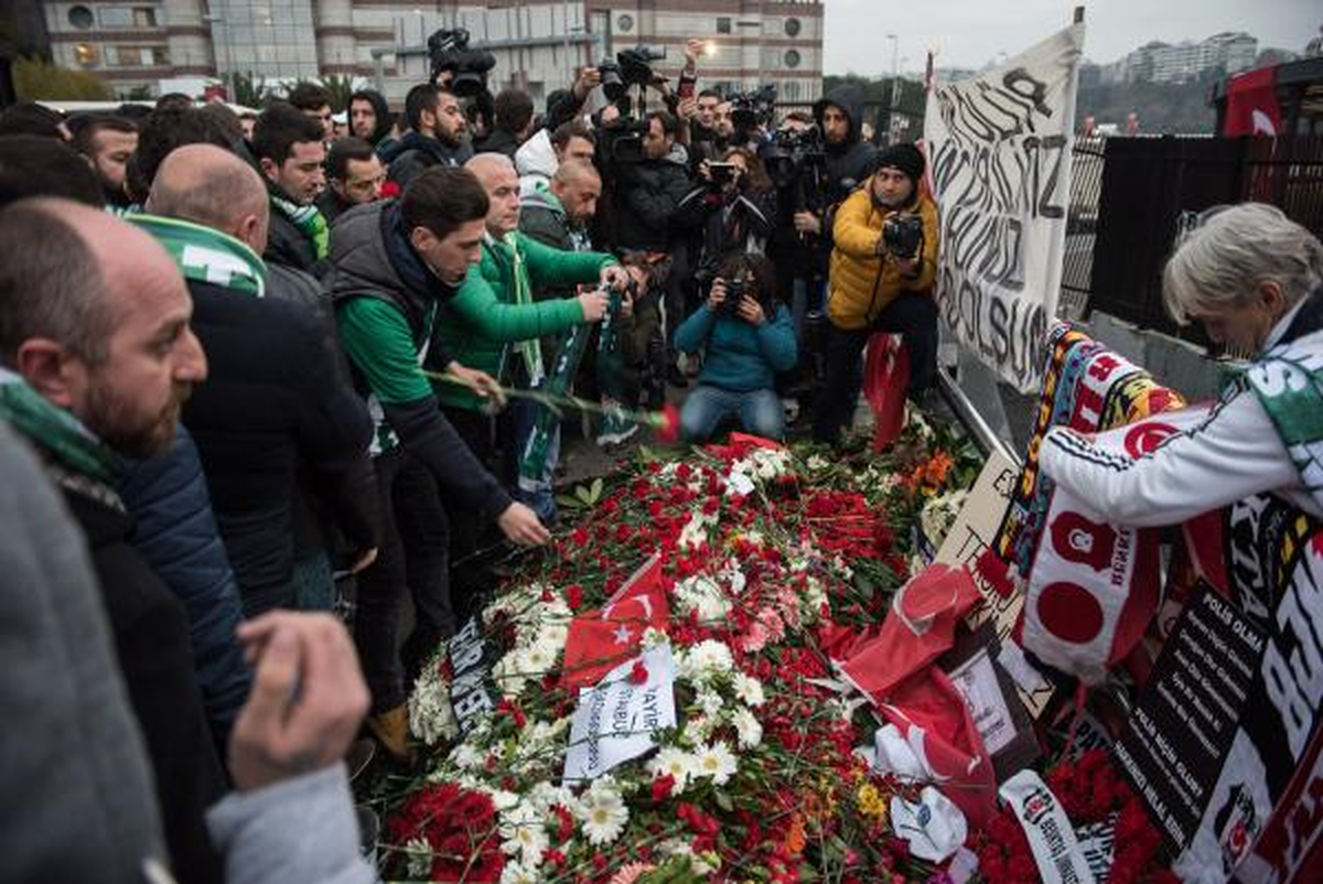 Bursasporlu Taraftarlar Şehitler İçin Karanfil Bıraktı