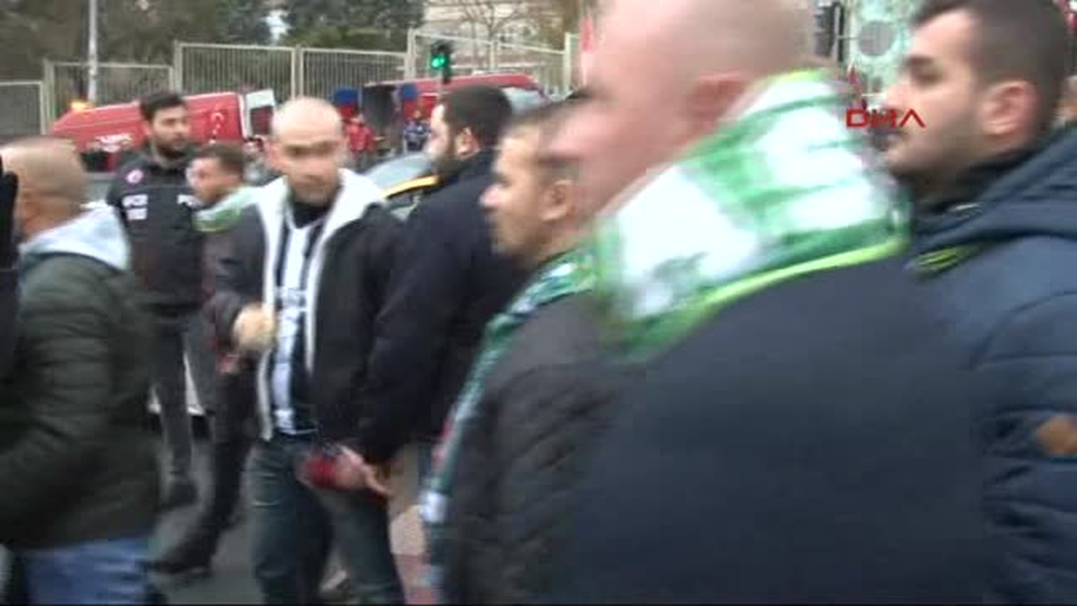 Bursasporlu Taraftarlar Şehitler Için Karanfil Bıraktı