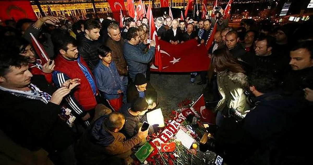 Bursasporlu Taraftarlar Şehitler İçin Karanfil Bıraktı