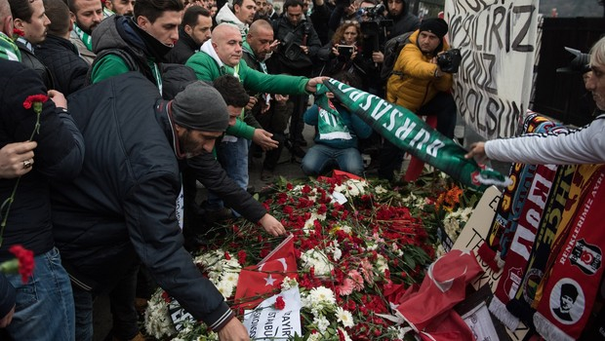 Bursasporlu Taraftarlar Şehitler İçin Karanfil Bıraktı