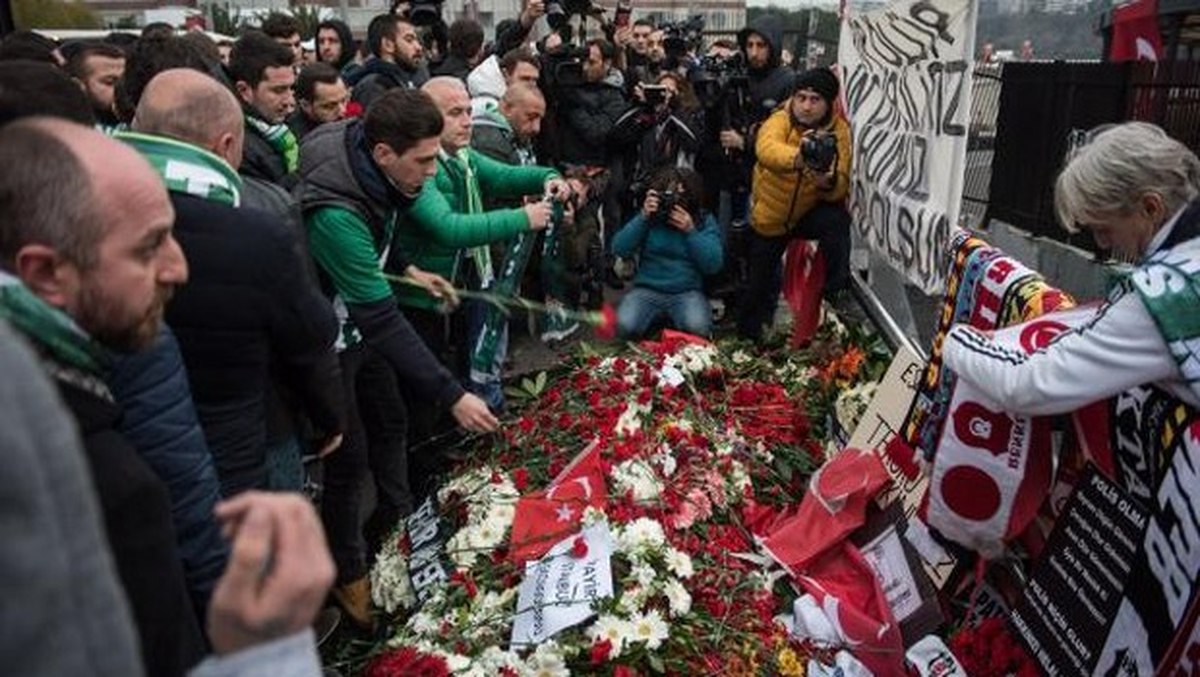 Bursasporlu Taraftarlar Şehitler İçin Karanfil Bıraktı