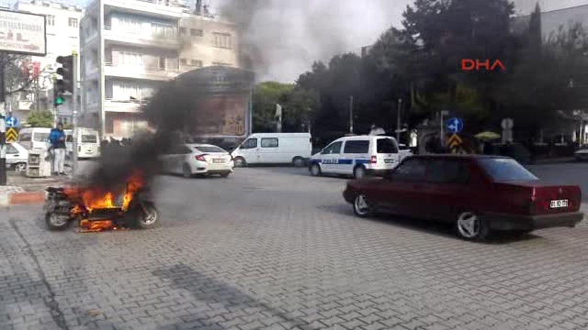 Ceyhan - Elektrikli Bisikleti Seyir Halindeyken Yandı