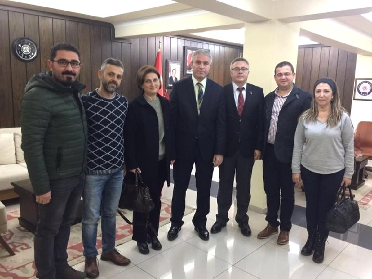 CHP Uşak, 15 Temmuz Şehitler Meydanına Karanfil Bıraktı
