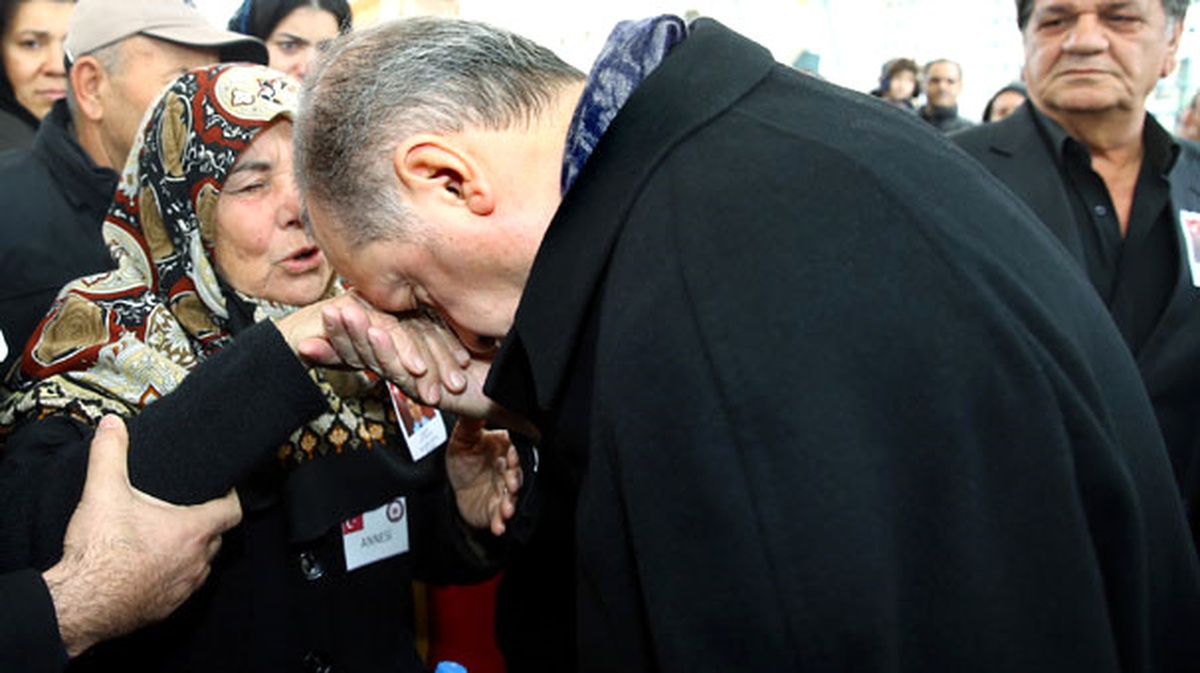 Cumhurbaşkanı Erdoğan Şehit Polisin Cenazesine Katıldı