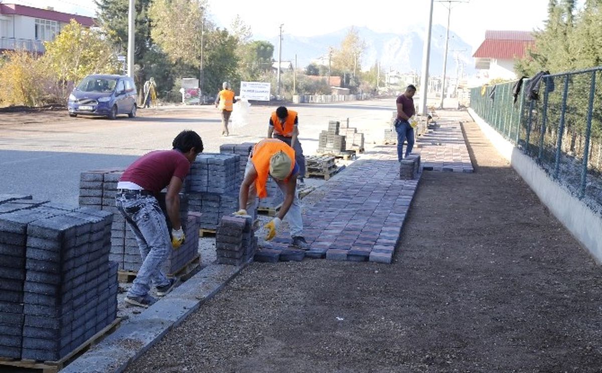 Döşemealtı\'nda Kaldırımlar Renkleniyor
