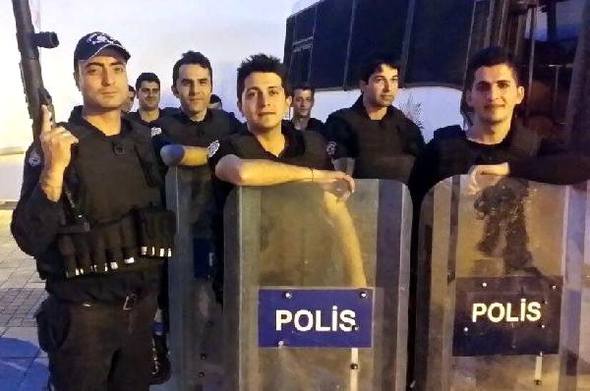 Düğün Fotoğrafıyla Şehit Polis Eşinin Tabutuna Sarıldı
