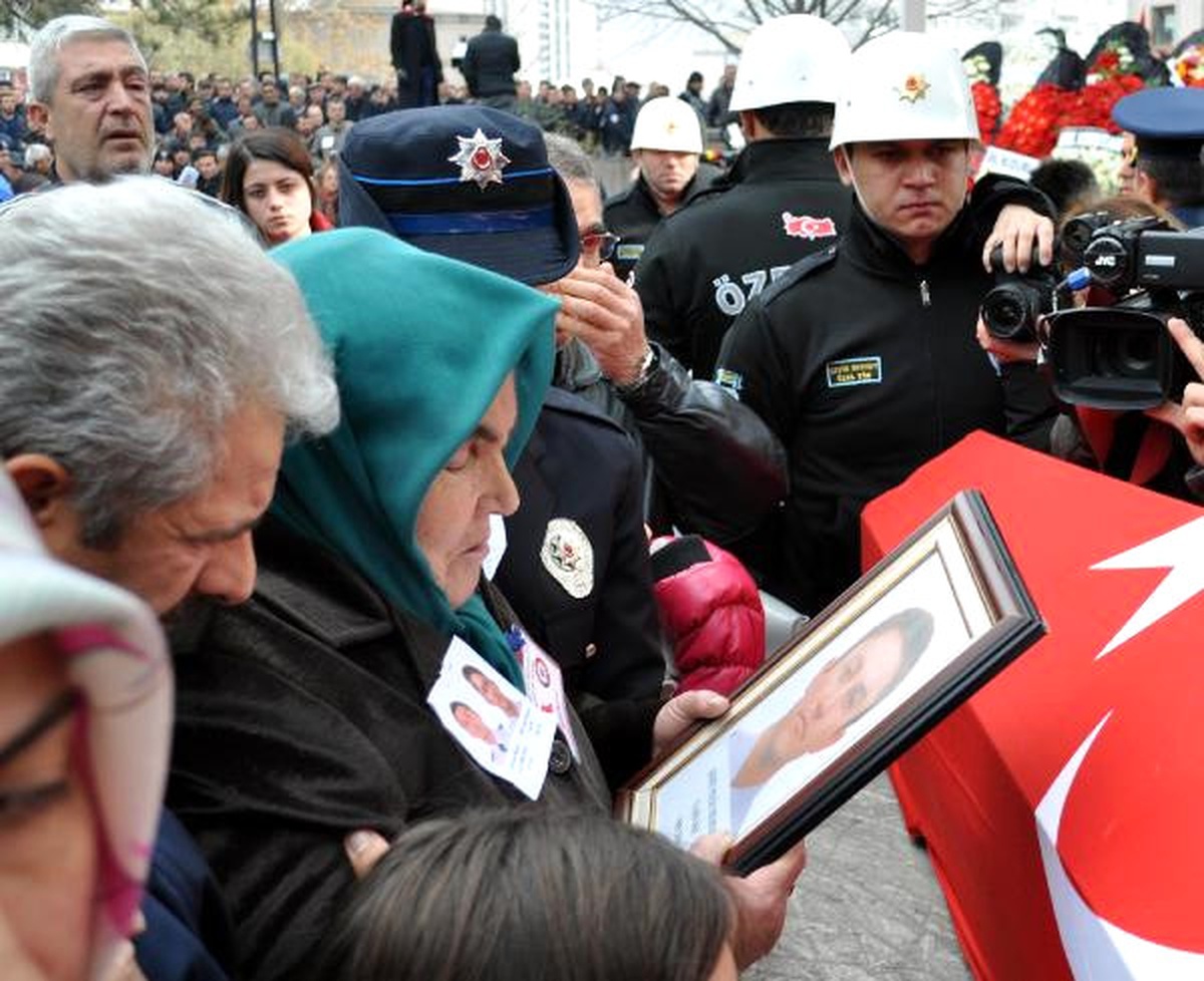Düğün Fotoğrafıyla Şehit Polis Eşinin Tabutuna Sarıldı (2)