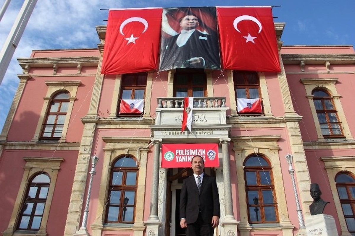 Edirne Belediyesi\'nden Türk Polisine \'Pankartlı\' Destek