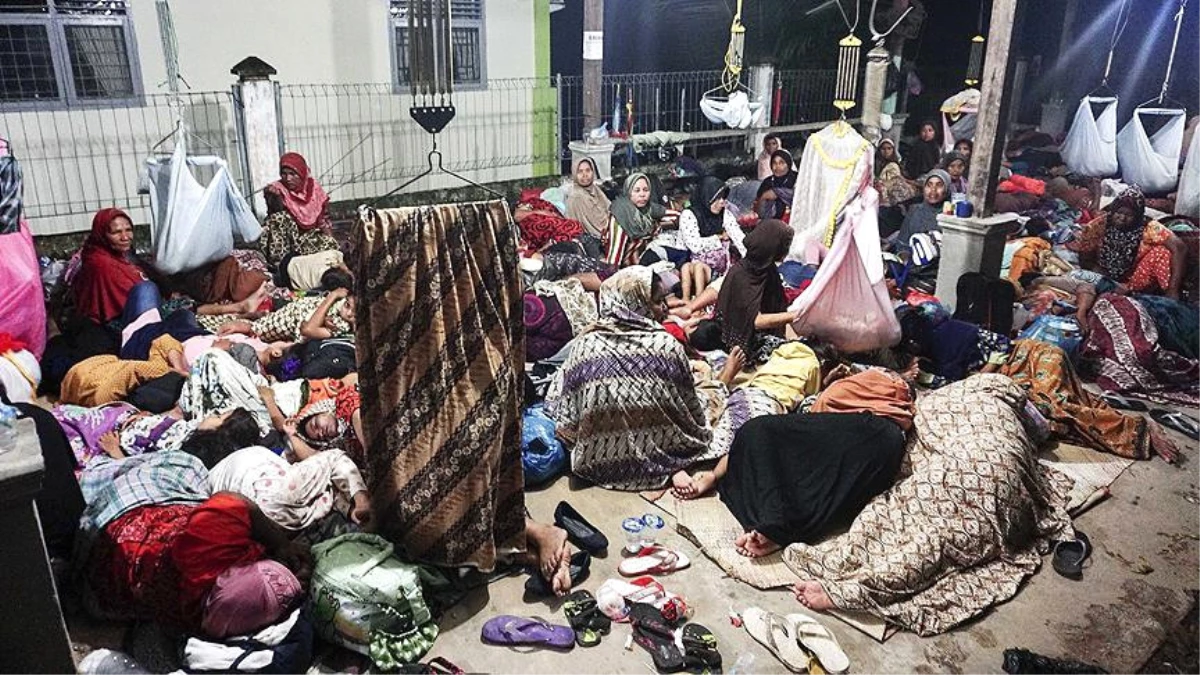 Endonezya\'da 45 Bin Depremzede Yardım Bekliyor
