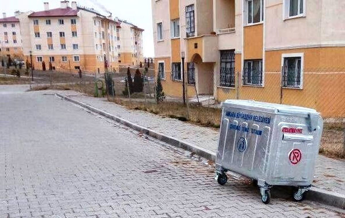 Erciş\'te Çöp Konteynerleri Yenileniyor