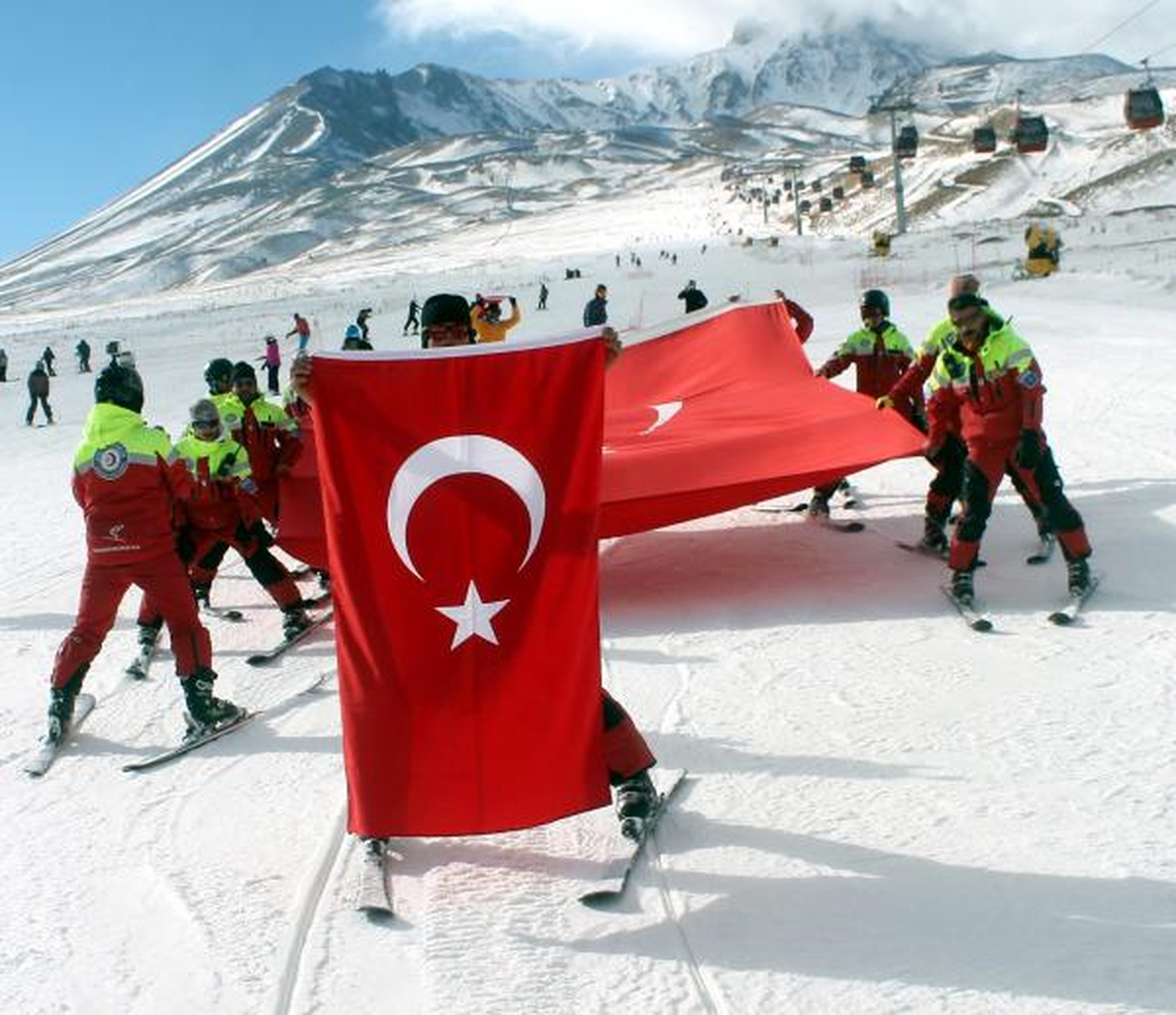 Erciyes Dağı\'nda Şehitler İçin Bayraklı \'Saygı İnişi\'