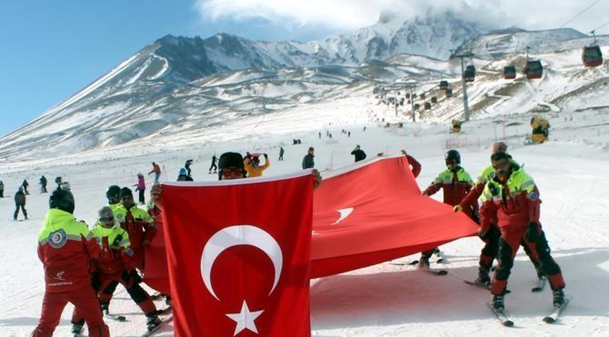 Erciyes Dağı\'nda Şehitler İçin Bayraklı Saygı İnişi
