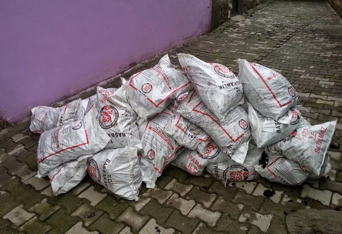 Ergani\'de Dar Gelirli Ailelere Kömür Yardımı