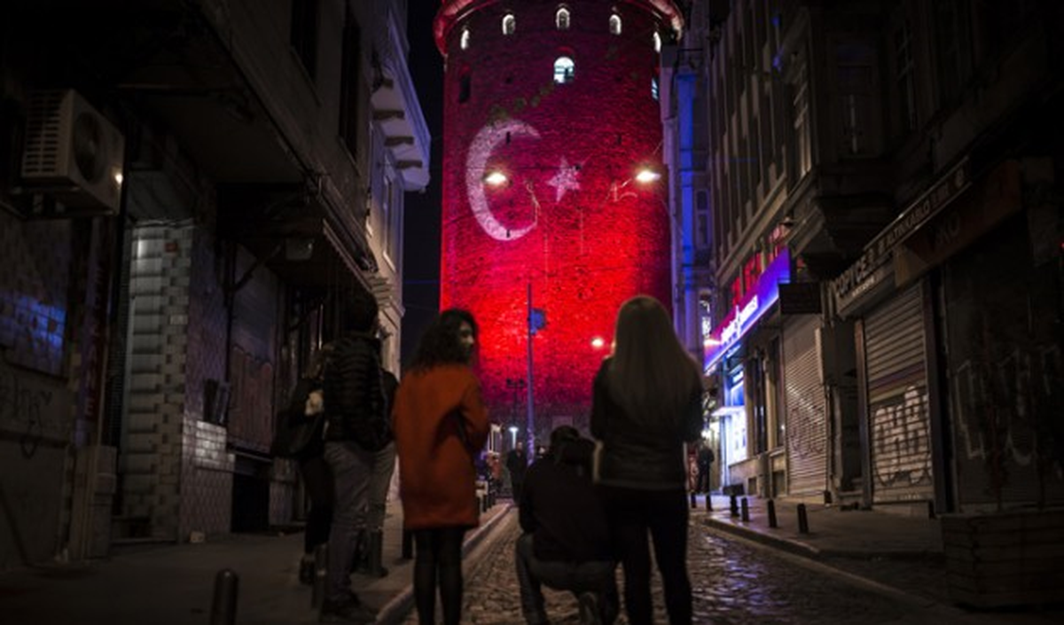 Galata Kulesi Kırmızı Beyaz!