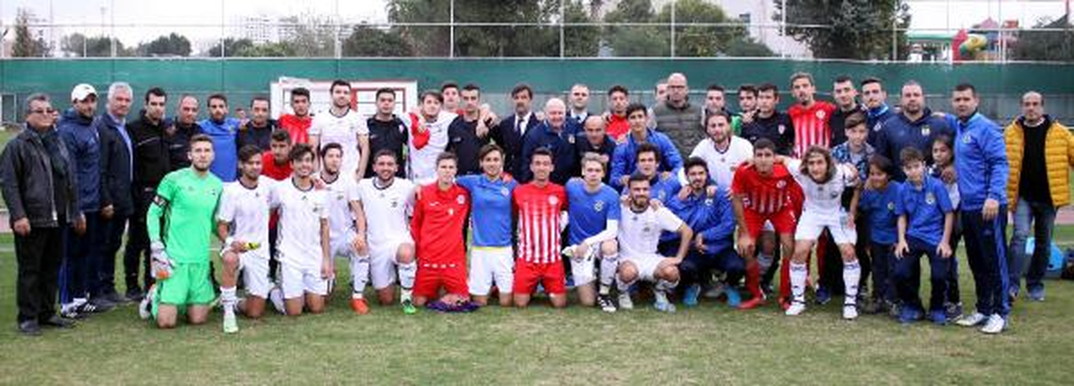 Genç Futbolculardan Anlamlı Fotoğraf