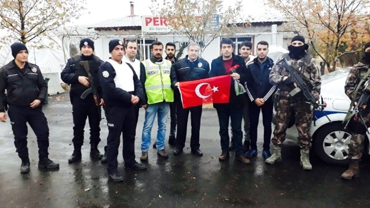 Gençlerden Polise Karanfilli Destek