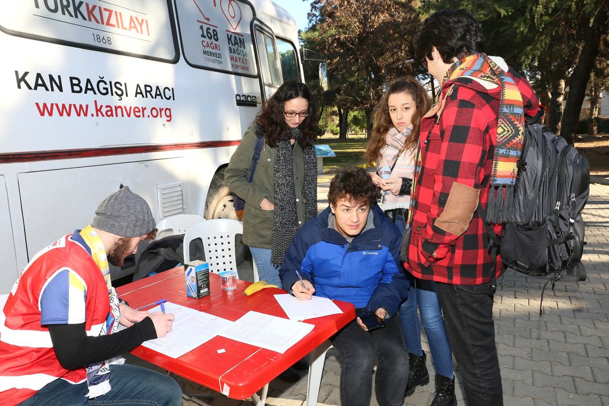 İlk kanı rektör verdi