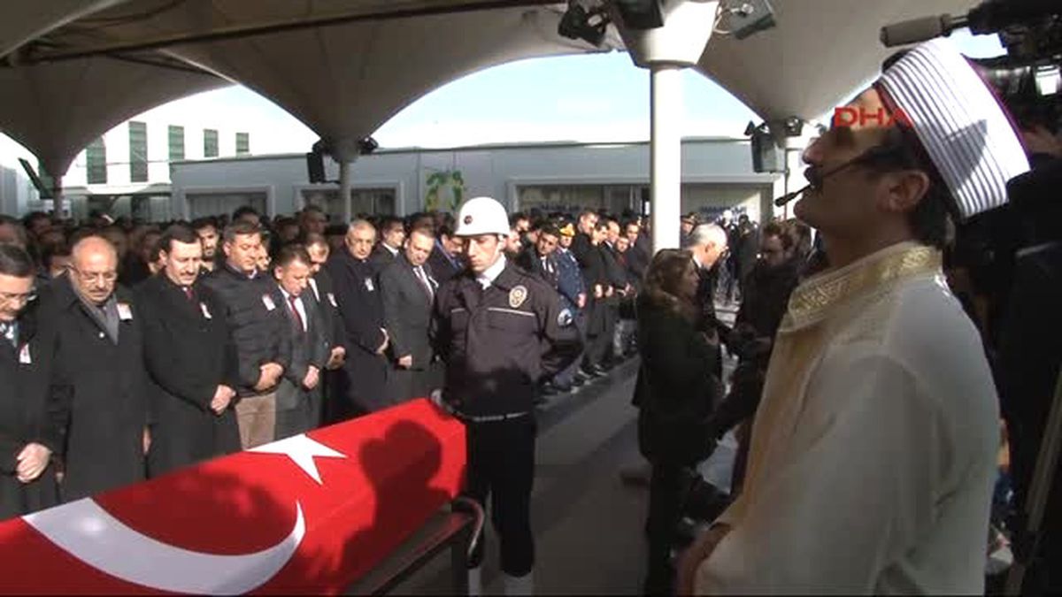 Istanbul\'daki Terör Saldırısında Şehit Düşen Polis Memuru Çapat, Son Yolculuğuna Uğurlandı 3