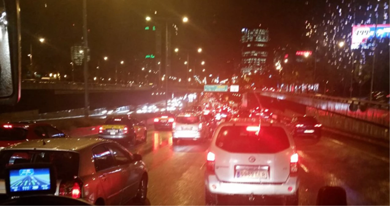 Yağmur Yağdı, İstanbul\'da Trafik Kilitlendi!
