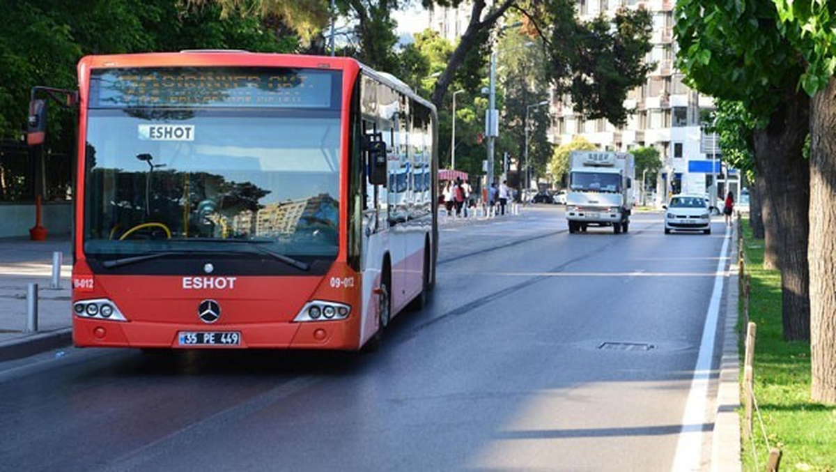 İzmir\'de Kadınlar 22.00\'den Sonra İstedikleri Yerde Otobüsten İnebilecek